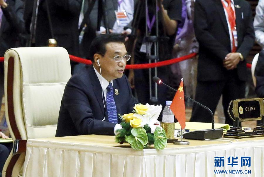 11月13日，中國國務(wù)院總理李克強(qiáng)在緬甸首都內(nèi)比都出席第17次東盟與中日韓（10+3）領(lǐng)導(dǎo)人會議。這是李克強(qiáng)在會議上講話。 新華社記者 鞠鵬 攝  