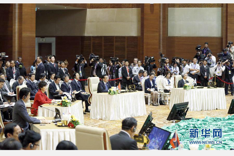 11月13日，中國國務(wù)院總理李克強(qiáng)在緬甸首都內(nèi)比都出席第17次東盟與中日韓（10+3）領(lǐng)導(dǎo)人會議。這是李克強(qiáng)在會議上講話。 新華社記者 鞠鵬 攝