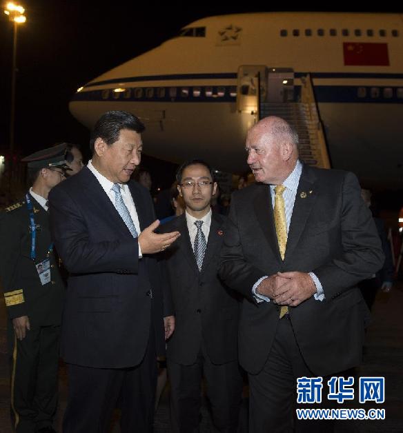 11月14日，中國國家主席習(xí)近平抵達(dá)布里斯班，出席二十國集團(tuán)領(lǐng)導(dǎo)人第九次峰會(huì)，并對(duì)澳大利亞進(jìn)行國事訪問。這是習(xí)近平在機(jī)場受到澳大利亞聯(lián)邦總督科斯格羅夫的迎接。新華社記者 李學(xué)仁 攝