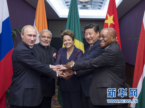 11月15日，金磚國家領(lǐng)導(dǎo)人非正式會(huì)晤在澳大利亞布里斯班舉行，中國國家主席習(xí)近平、巴西總統(tǒng)羅塞夫、俄羅斯總統(tǒng)普京、印度總理莫迪、南非總統(tǒng)祖馬出席。這是五國領(lǐng)導(dǎo)人在會(huì)晤前合影。新華社記者李學(xué)仁攝