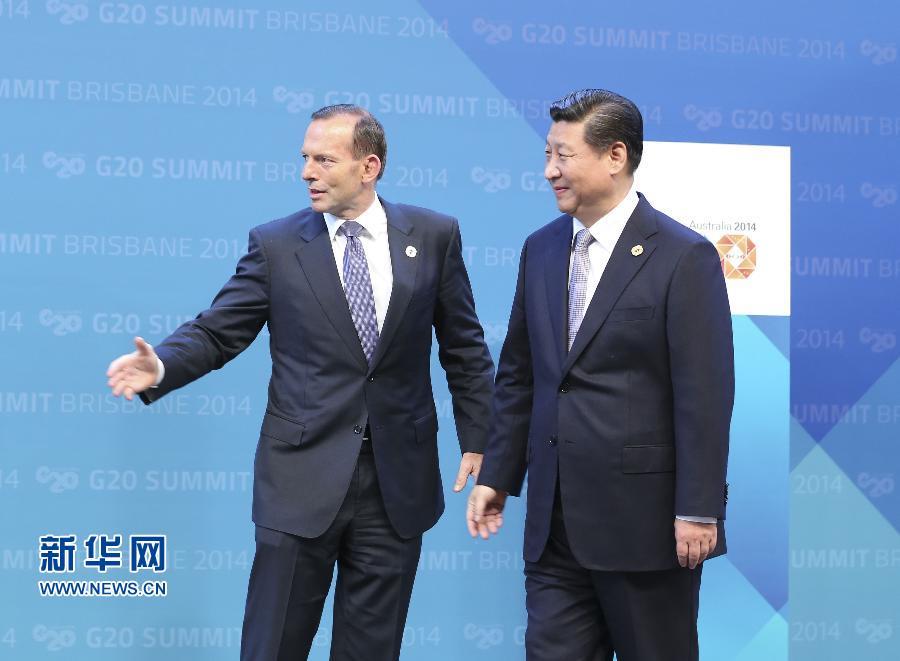 11月15日，二十國集團領(lǐng)導人第九次峰會在澳大利亞布里斯班舉行。國家主席習近平出席會議并發(fā)表題為《推動創(chuàng)新發(fā)展實現(xiàn)聯(lián)動增長》的重要講話。這是澳大利亞總理阿博特迎接習近平主席。 新華社記者 丁林 攝