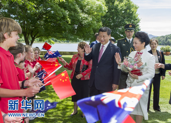 11月17日，中國國家主席習(xí)近平在堪培拉會見澳大利亞總督科斯格羅夫。會見前，科斯格羅夫在總督府草坪為習(xí)近平舉行隆重歡迎儀式。習(xí)近平和夫人彭麗媛抵達(dá)時，受到科斯格羅夫總督夫婦熱情迎接。新華社記者謝環(huán)馳 攝 