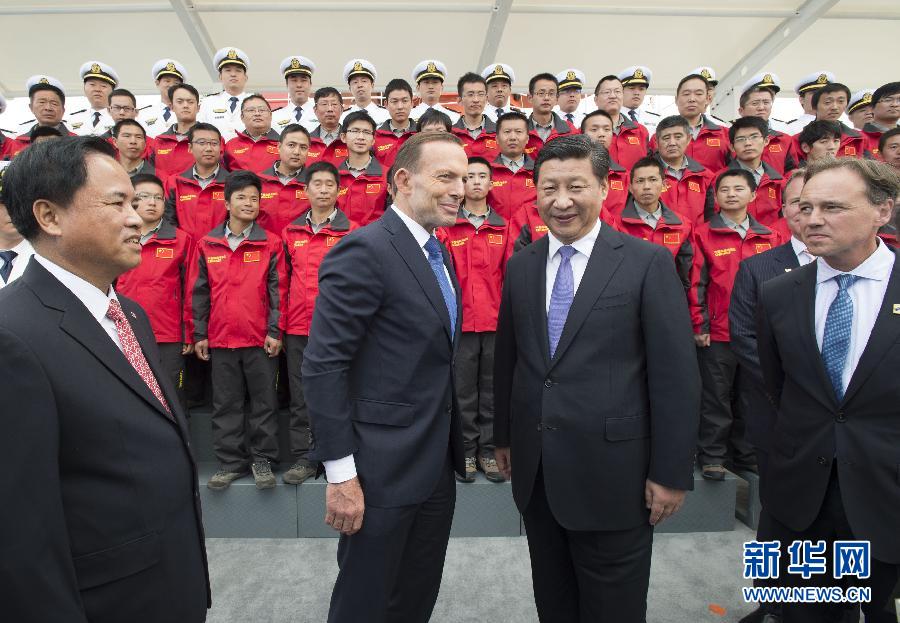 11月18日，正在澳大利亞塔斯馬尼亞州首府霍巴特訪問的中國國家主席習(xí)近平在澳大利亞總理阿博特陪同下參觀南極科考項目并慰問兩國科考人員。新華社記者李學(xué)仁攝 