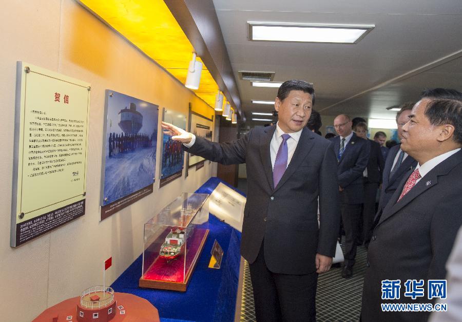 這是習(xí)近平參觀中國極地考察30周年圖片展。新華社記者李學(xué)仁攝 