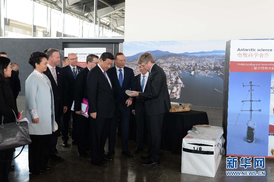 這是習(xí)近平和阿博特觀看采集的冰樣。新華社記者 馬占成 攝 