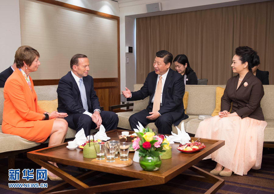 11月19日，國家主席習近平結束對澳大利亞的國事訪問。離開悉尼前，澳大利亞總理阿博特夫婦專門到習近平下榻飯店同習近平和夫人彭麗媛親切話別。新華社記者 黃敬文 攝