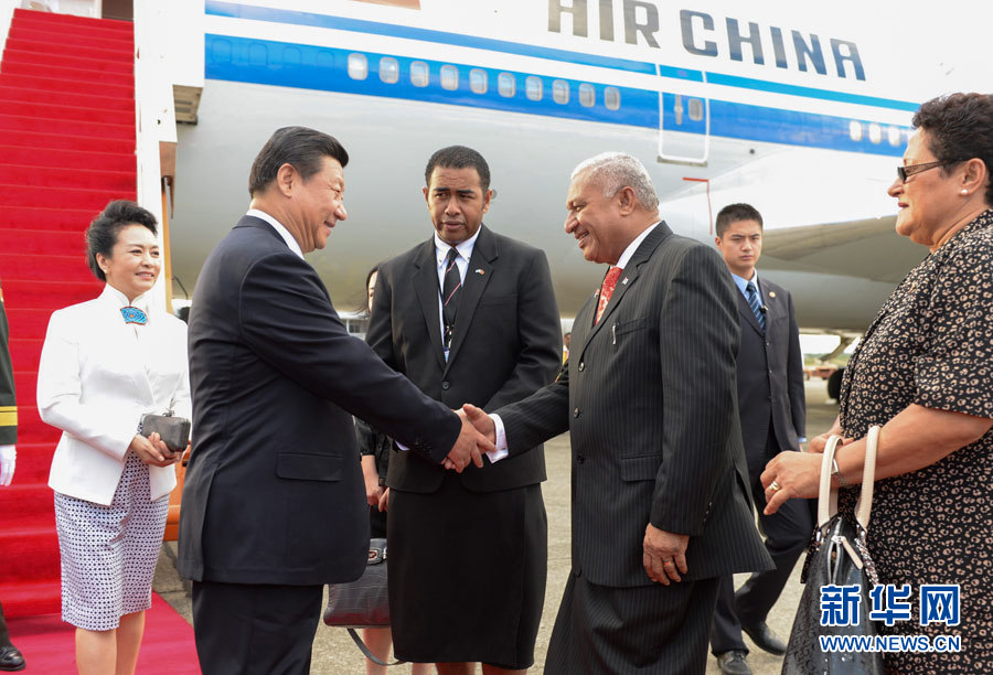 11月21日，國家主席習(xí)近平抵達楠迪，開始對斐濟進行國事訪問并將同太平洋建交島國領(lǐng)導(dǎo)人舉行會晤。斐濟總理姆拜尼馬拉馬夫婦在舷梯旁迎接習(xí)近平和夫人彭麗媛。新華社記者李學(xué)仁攝 