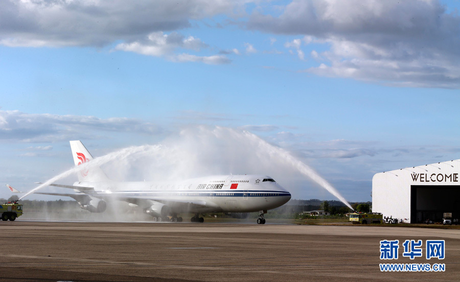  11月21日，國家主席習(xí)近平抵達楠迪，開始對斐濟進行國事訪問并將同太平洋建交島國領(lǐng)導(dǎo)人舉行會晤。圖為習(xí)近平乘坐的專機在楠迪國際機場跑道上滑行穿過&ldquo;水門&rdquo;，這是當(dāng)?shù)亟o予最尊貴客人的禮遇，表達為客人&ldquo;洗塵&rdquo;。 新華社記者丁林攝 