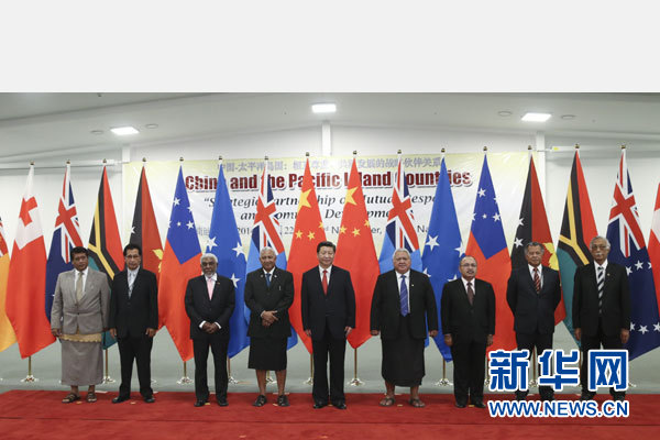 11月22日，國家主席習近平在楠迪同斐濟總理姆拜尼馬拉馬、密克羅尼西亞聯邦總統莫里、薩摩亞總理圖伊拉埃帕、巴布亞新幾內亞總理奧尼爾、瓦努阿圖總理納圖曼、庫克群島總理普納、湯加首相圖伊瓦卡諾、紐埃總理塔拉吉等太平洋島國領導人舉行集體會晤。姚大偉攝