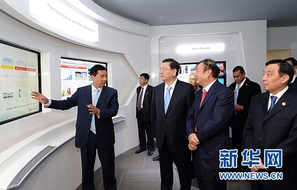 11月26日，正在墨西哥進行正式友好訪問的全國人大常委會委員長張德江在墨西哥城視察華為公司拉美北地區(qū)部。 新華社記者劉建生攝