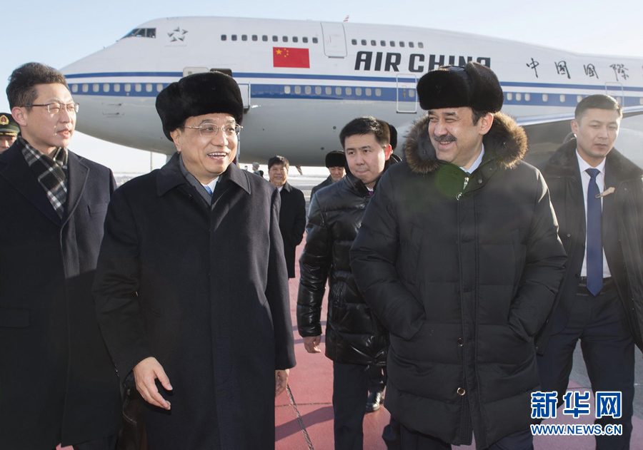  12月14日，應(yīng)哈薩克斯坦共和國(guó)總理馬西莫夫邀請(qǐng)，國(guó)務(wù)院總理李克強(qiáng)乘專機(jī)抵達(dá)阿斯塔納國(guó)際機(jī)場(chǎng)，開始對(duì)哈薩克斯坦進(jìn)行正式訪問，舉行中哈總理第二次定期會(huì)晤，并出席上海合作組織成員國(guó)政府首腦理事會(huì)第十三次會(huì)議。這是馬西莫夫到機(jī)場(chǎng)迎接李克強(qiáng)。新華社記者 黃敬文 攝 