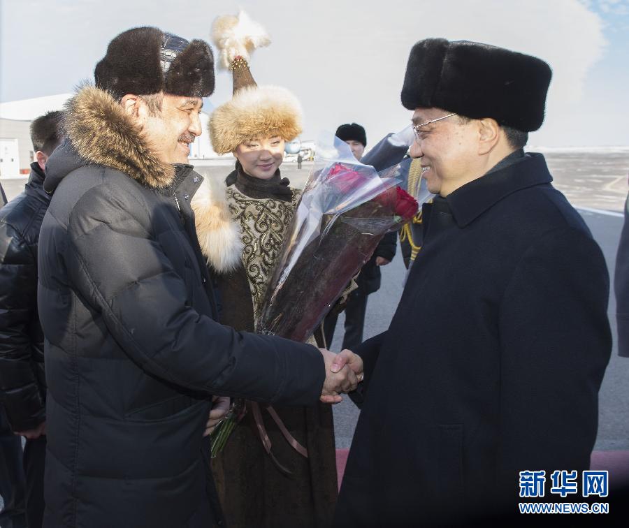 12月14日，應(yīng)哈薩克斯坦共和國(guó)總理馬西莫夫邀請(qǐng)，國(guó)務(wù)院總理李克強(qiáng)乘專機(jī)抵達(dá)阿斯塔納國(guó)際機(jī)場(chǎng)，開始對(duì)哈薩克斯坦進(jìn)行正式訪問，舉行中哈總理第二次定期會(huì)晤，并出席上海合作組織成員國(guó)政府首腦理事會(huì)第十三次會(huì)議。這是馬西莫夫到機(jī)場(chǎng)迎接李克強(qiáng)。新華社記者 黃敬文 攝