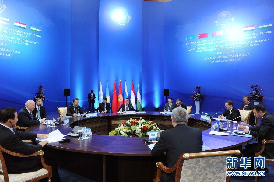 12月15日，中國(guó)國(guó)務(wù)院總理李克強(qiáng)在阿斯塔納出席上海合作組織成員國(guó)政府首腦理事會(huì)第十三次會(huì)議。 新華社記者 饒愛(ài)民 攝 