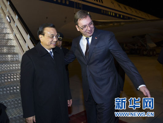 12月15日，國務(wù)院總理李克強(qiáng)抵達(dá)貝爾格萊德，出席中國－中東歐國家領(lǐng)導(dǎo)人會晤并正式訪問塞爾維亞，塞爾維亞總理武契奇到機(jī)場迎接。新華社記者 黃敬文 攝