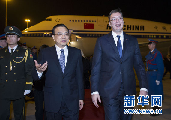 12月15日，國務(wù)院總理李克強(qiáng)抵達(dá)貝爾格萊德，出席中國－中東歐國家領(lǐng)導(dǎo)人會晤并正式訪問塞爾維亞，塞爾維亞總理武契奇到機(jī)場迎接。新華社記者 黃敬文 攝