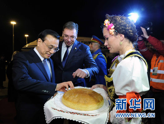 12月15日，國務(wù)院總理李克強(qiáng)抵達(dá)貝爾格萊德，出席中國－中東歐國家領(lǐng)導(dǎo)人會晤并正式訪問塞爾維亞，塞爾維亞總理武契奇到機(jī)場迎接。新華社記者 饒愛民 攝
