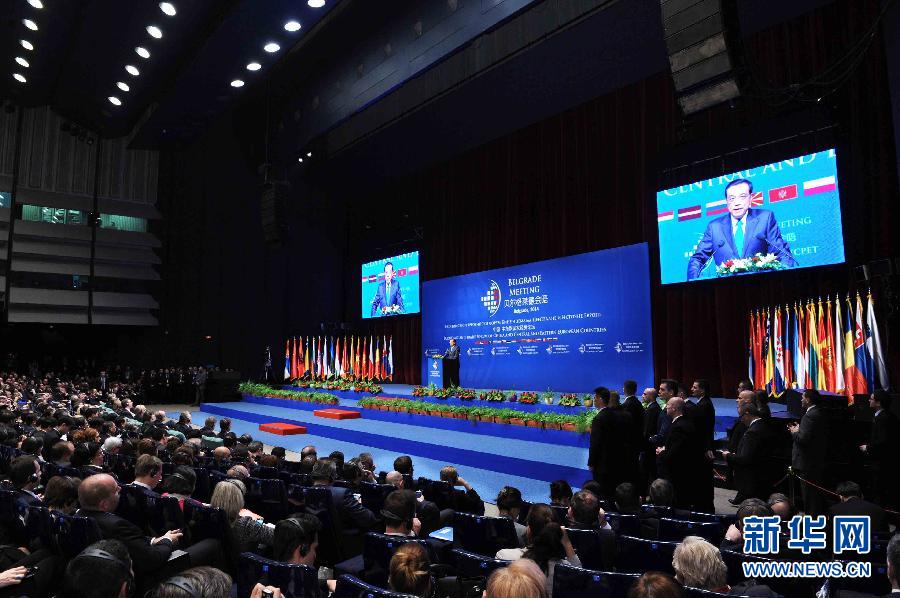 12月16日，國(guó)務(wù)院總理李克強(qiáng)在貝爾格萊德與中東歐國(guó)家領(lǐng)導(dǎo)人共同出席中國(guó)－中東歐國(guó)家第四屆經(jīng)貿(mào)論壇開幕式并致辭。 新華社記者 饒愛民攝 
