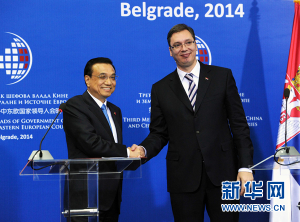 12月16日，國務院總理李克強在貝爾格萊德出席第三次中國-中東歐國家領導人會晤后，與塞爾維亞總理武契奇共同會見記者。 新華社記者饒愛民 攝
