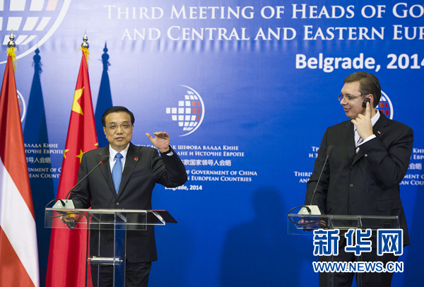 12月16日，國務院總理李克強在貝爾格萊德出席第三次中國-中東歐國家領導人會晤后，與塞爾維亞總理武契奇共同會見記者。 新華社記者黃敬文 攝