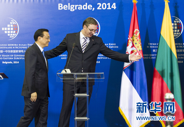 12月16日，國務院總理李克強在貝爾格萊德出席第三次中國-中東歐國家領導人會晤后，與塞爾維亞總理武契奇共同會見記者。 新華社記者黃敬文 攝