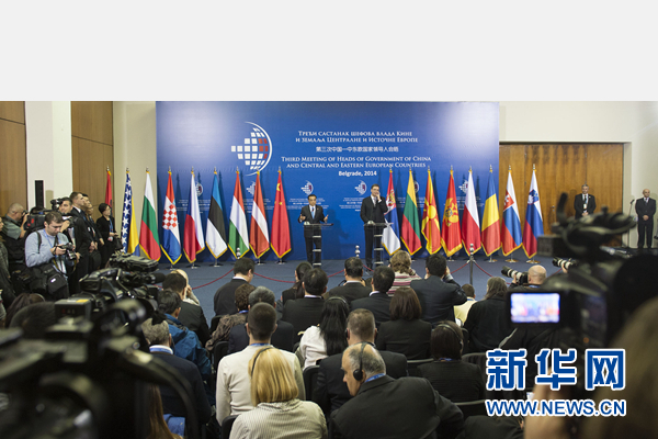 12月16日，國務院總理李克強在貝爾格萊德出席第三次中國-中東歐國家領導人會晤后，與塞爾維亞總理武契奇共同會見記者。 新華社記者黃敬文 攝