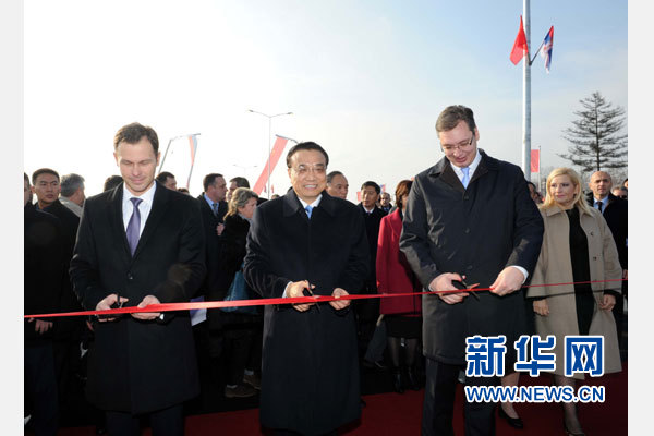12月18日，中國國務(wù)院總理李克強(qiáng)在貝爾格萊德同塞爾維亞總理武契奇共同出席貝爾格萊德跨多瑙河大橋竣工儀式。這是李克強(qiáng)與武契奇為新建成的大橋剪彩。新華社記者 饒愛民 攝