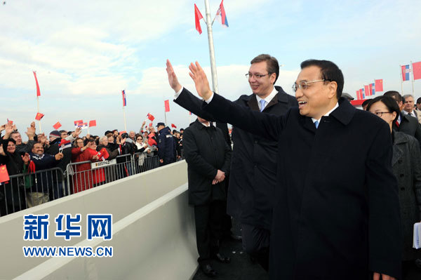12月18日，中國國務(wù)院總理李克強(qiáng)在貝爾格萊德同塞爾維亞總理武契奇共同出席貝爾格萊德跨多瑙河大橋竣工儀式。這是李克強(qiáng)與武契奇在儀式現(xiàn)場向塞爾維亞群眾揮手致意。新華社記者 饒愛民 攝