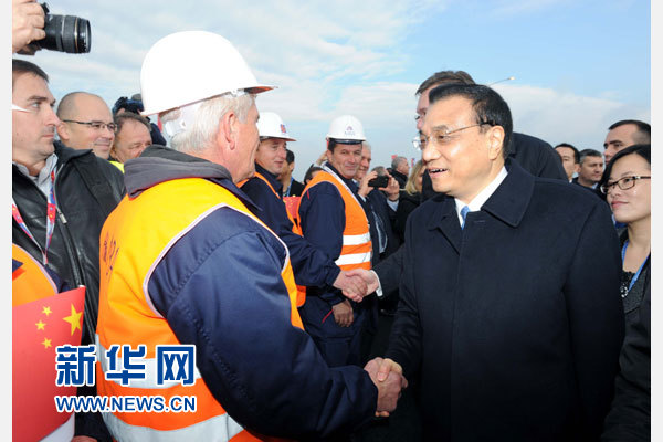 12月18日，中國國務(wù)院總理李克強(qiáng)在貝爾格萊德同塞爾維亞總理武契奇共同出席貝爾格萊德跨多瑙河大橋竣工儀式。這是李克強(qiáng)同大橋建設(shè)者親切交流。新華社記者 饒愛民 攝