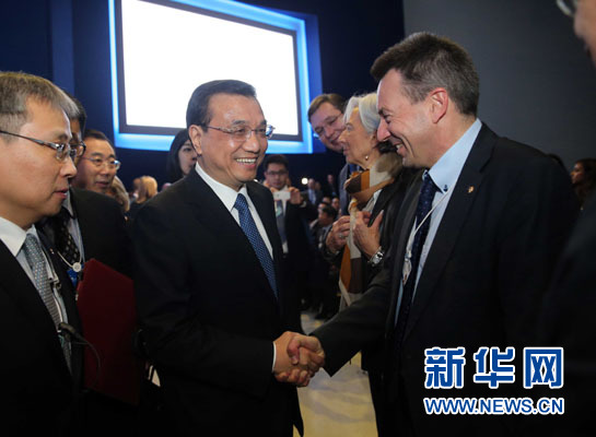 1月21日，中國國務院總理李克強在瑞士達沃斯舉行的世界經(jīng)濟論壇全會發(fā)表特別致辭并回答提問。這是李克強在致辭前同與會嘉賓親切交談。新華社記者 劉衛(wèi)兵 攝