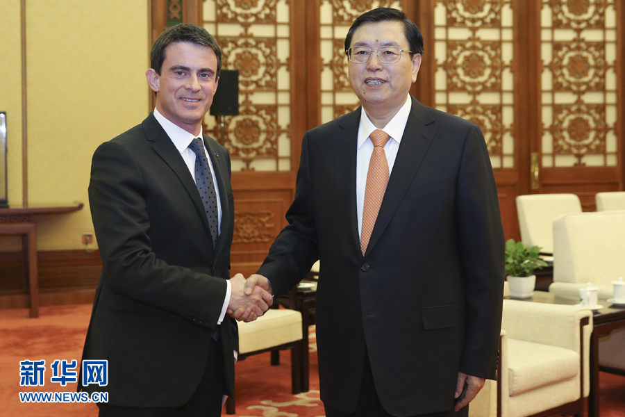 1月30日，全國(guó)人大常委會(huì)委員長(zhǎng)張德江在北京人民大會(huì)堂會(huì)見(jiàn)法國(guó)總理瓦爾斯。 新華社記者丁林 攝 