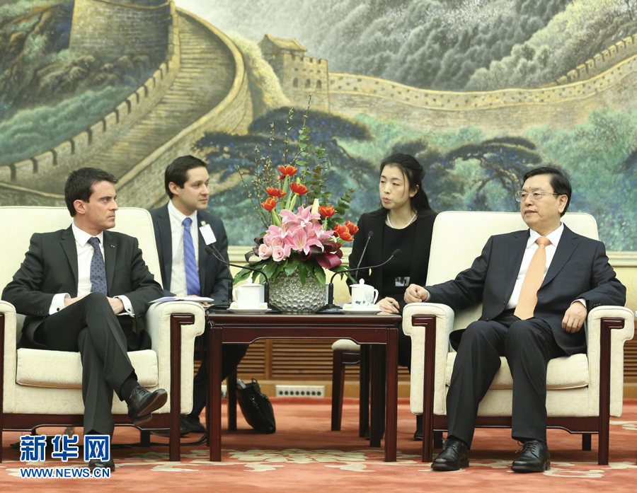 1月30日，中國(guó)全國(guó)人大常委會(huì)委員長(zhǎng)張德江在北京人民大會(huì)堂會(huì)見(jiàn)法國(guó)總理瓦爾斯。 新華社記者丁林 攝 