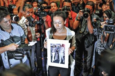 1月29日，在得知即將召開有關MH370的發(fā)布會后，一些乘客家屬成員到場。