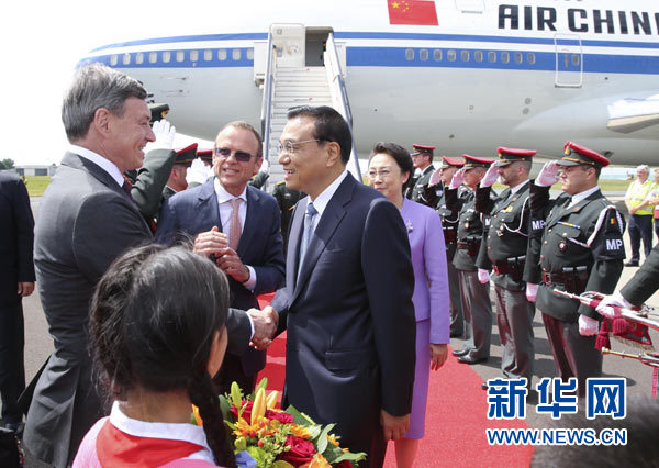 當(dāng)?shù)貢r(shí)間6月28日下午，經(jīng)中歐雙方商定，國(guó)務(wù)院總理李克強(qiáng)乘專機(jī)抵達(dá)比利時(shí)首都布魯塞爾，出席第十七次中國(guó)歐盟領(lǐng)導(dǎo)人會(huì)晤。李克強(qiáng)總理夫人程虹同機(jī)抵達(dá)。歐盟和比利時(shí)政府高級(jí)官員到阿貝拉格機(jī)場(chǎng)迎接。新華社記者 龐興雷 攝 