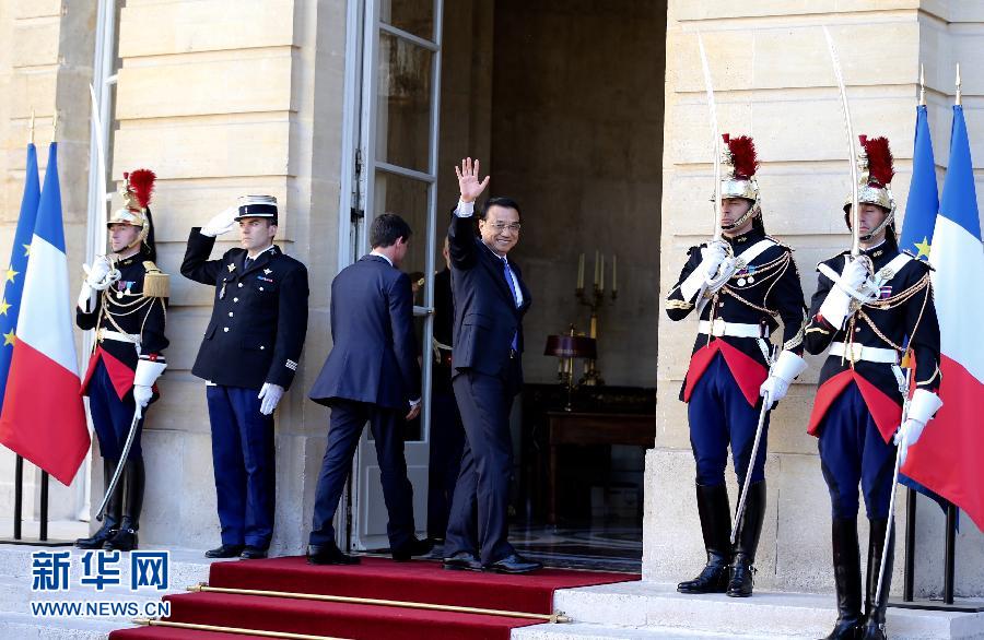 6月30日，中國國務(wù)院總理李克強(qiáng)在巴黎總理府同法國總理瓦爾斯舉行會(huì)談。 新華社記者 馬占成 攝