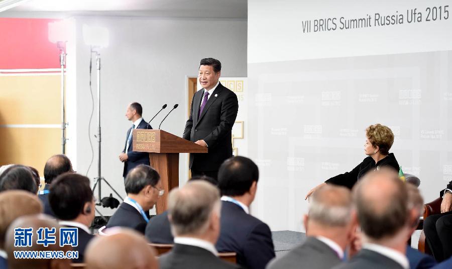 7月9日，金磚國家領(lǐng)導(dǎo)人同金磚國家工商理事會代表對話會在俄羅斯烏法舉行。中國國家主席習(xí)近平、俄羅斯總統(tǒng)普京、巴西總統(tǒng)羅塞夫、印度總理莫迪、南非總統(tǒng)祖馬等共同出席。新華社記者 張鐸 攝 