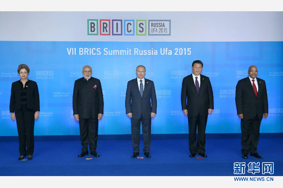 7月9日，金磚國(guó)家領(lǐng)導(dǎo)人第七次會(huì)晤在俄羅斯烏法舉行。中國(guó)國(guó)家主席習(xí)近平、俄羅斯總統(tǒng)普京、巴西總統(tǒng)羅塞夫、印度總理莫迪、南非總統(tǒng)祖馬出席。這是金磚國(guó)家領(lǐng)導(dǎo)人集體合影。新華社記者 龐興雷 攝