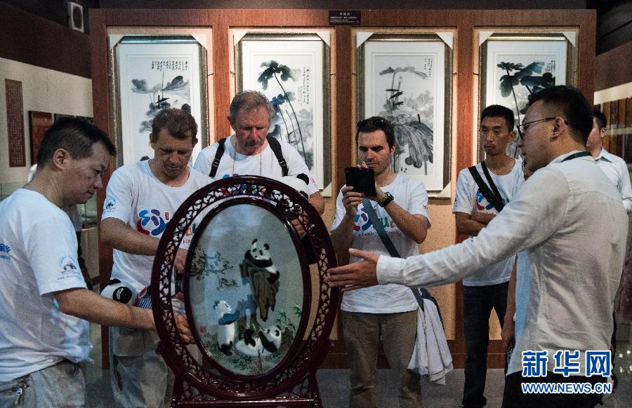 （新華網(wǎng)）（2）&ldquo;歐洲熊貓粉絲四川探親之旅&rdquo;自駕團(tuán)抵達(dá)成都