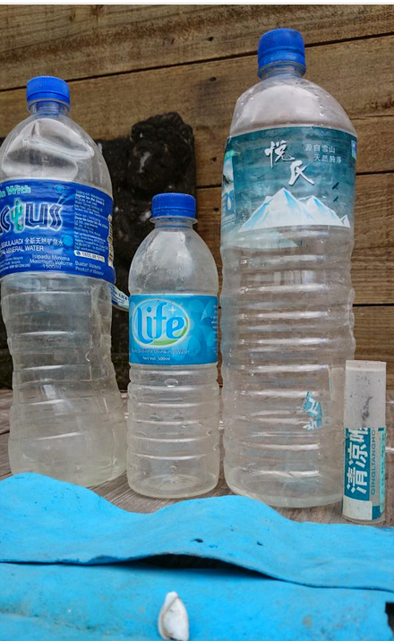 MH370之謎新證據(jù)？留尼汪島現(xiàn)兩馬來礦泉水瓶 一中國藥膏