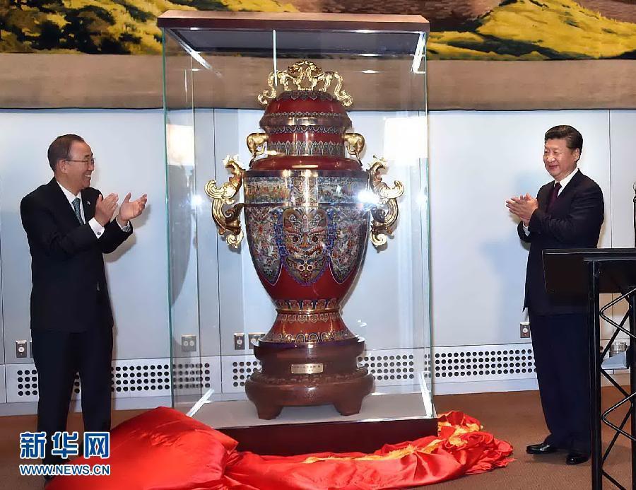 9月27日，國(guó)家主席習(xí)近平在紐約出席中國(guó)向聯(lián)合國(guó)贈(zèng)送&ldquo;和平尊&rdquo;儀式。聯(lián)合國(guó)秘書(shū)長(zhǎng)潘基文出席。 新華社記者 李濤 攝 