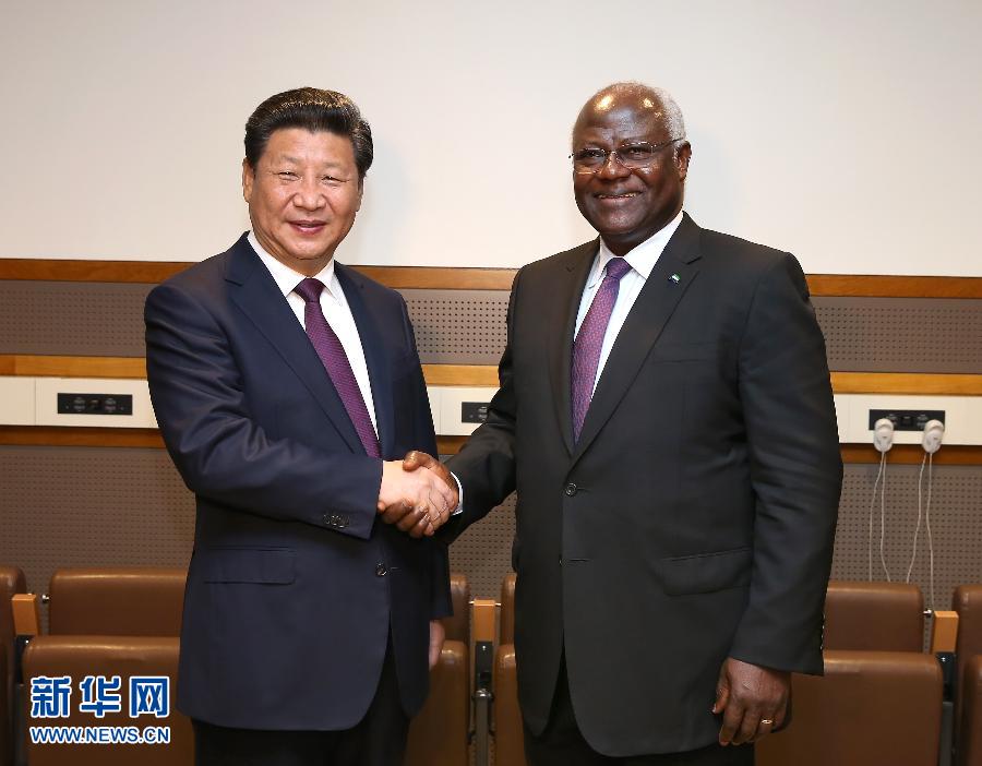 9月27日，國家主席習(xí)近平在紐約會見塞拉利昂總統(tǒng)科羅馬。新華社記者 龐興雷 攝 