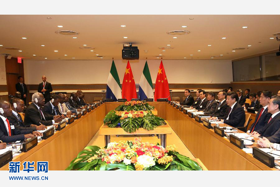 9月27日，國家主席習(xí)近平在紐約會見塞拉利昂總統(tǒng)科羅馬。新華社記者 龐興雷 攝