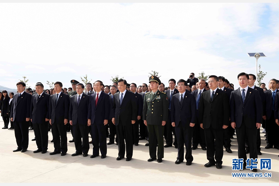 10月11日，中共中央政治局常委、中央書記處書記劉云山專程趕赴安州祭掃中國人民志愿軍烈士陵園，向中國人民志愿軍烈士敬獻(xiàn)花籃并默哀。 新華社記者 饒愛民 攝