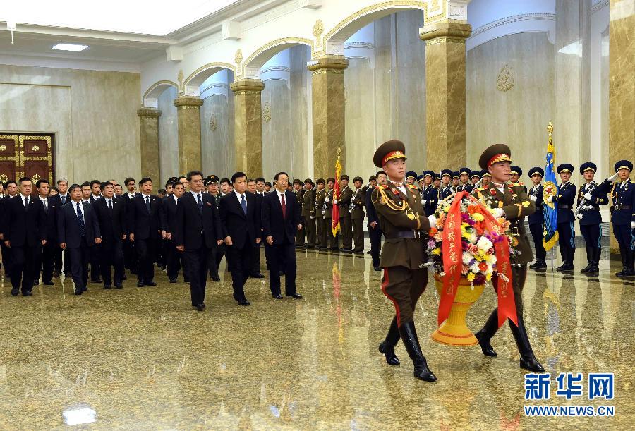 10月11日，中共中央政治局常委、中央書記處書記劉云山前往錦繡山太陽宮，向金日成主席和金正日總書記塑像敬獻(xiàn)花籃。 新華社記者饒愛民攝