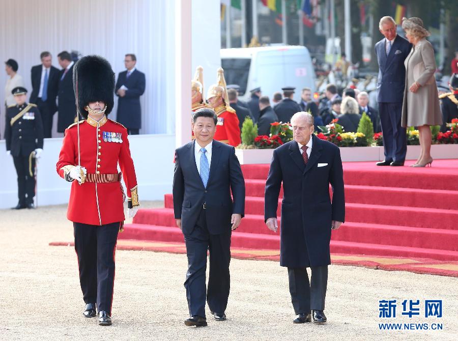 這是習(xí)近平在伊麗莎白二世女王的丈夫菲利普親王的陪同下檢閱儀仗隊。新華社記者 龐興雷 攝