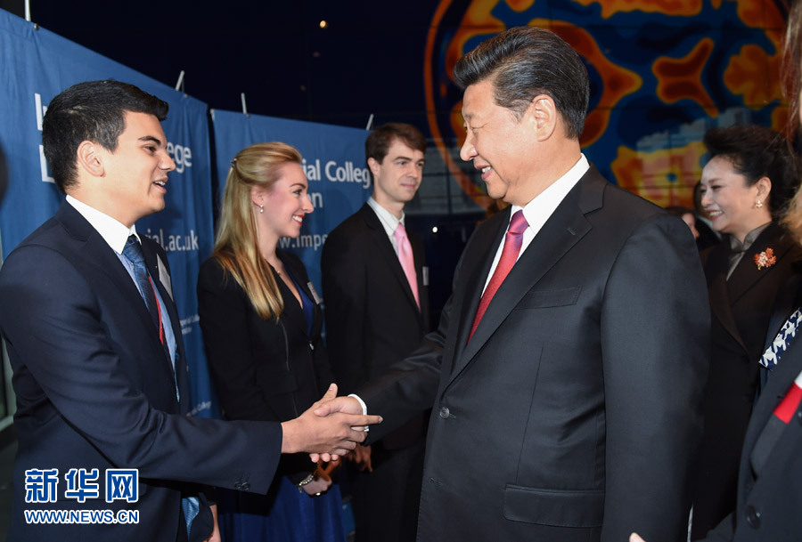 10月21日，國(guó)家主席習(xí)近平在倫敦參觀帝國(guó)理工學(xué)院。 新華社記者謝環(huán)馳 攝