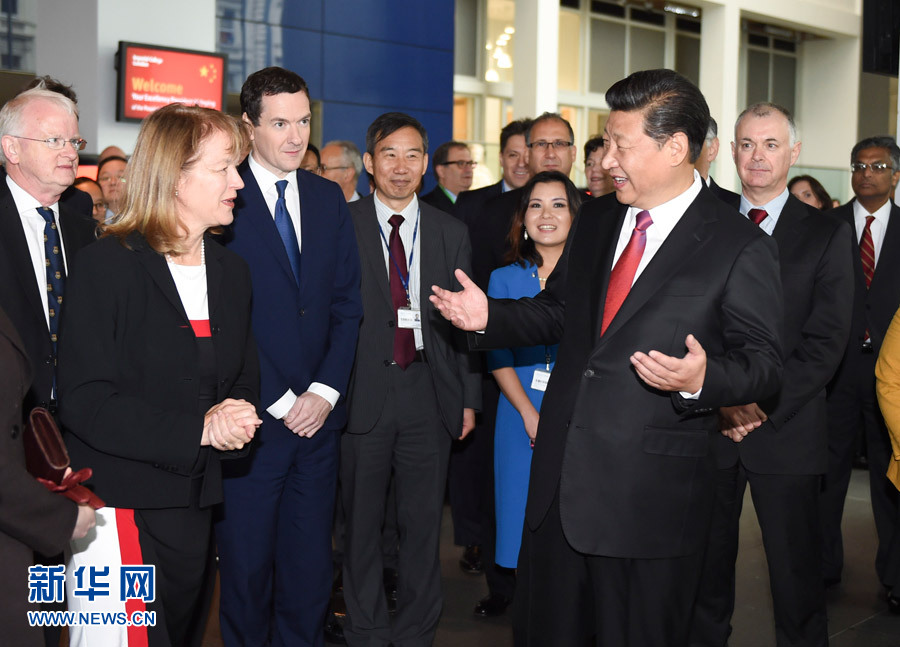 10月21日，國(guó)家主席習(xí)近平在倫敦參觀帝國(guó)理工學(xué)院。這是習(xí)近平同該校員工親切交談。 新華社記者 謝環(huán)馳 攝