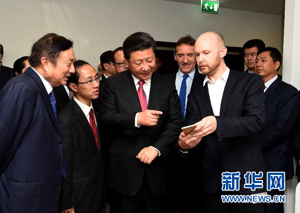 10月21日，國家主席習(xí)近平在倫敦參觀華為英國公司。 新華社記者 饒愛民 攝