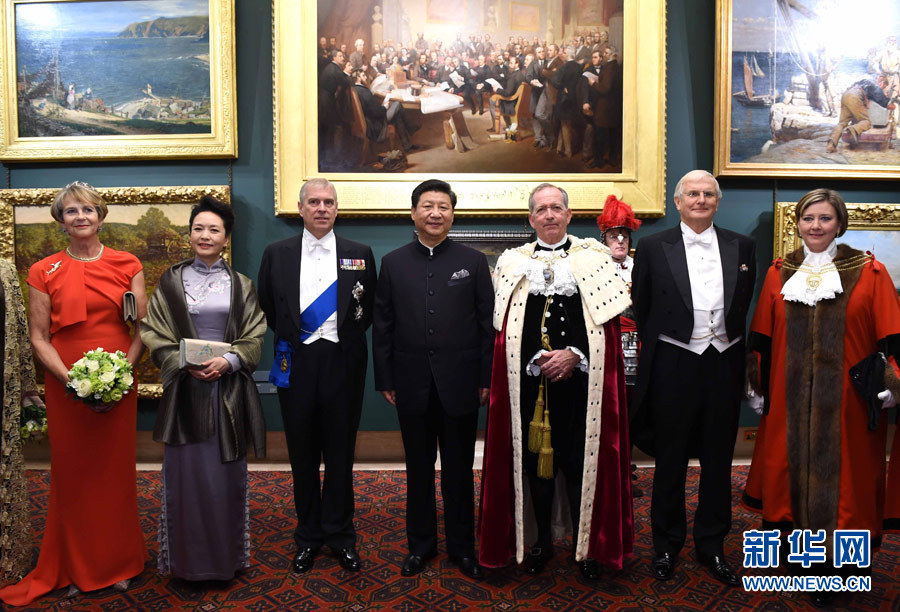 當(dāng)?shù)貢r(shí)間10月21日，國(guó)家主席習(xí)近平在倫敦金融城市政廳發(fā)表題為《共倡開放包容共促和平發(fā)展》的重要演講。這是習(xí)近平和夫人彭麗媛同嘉賓合影。 新華社記者 饒愛民 攝