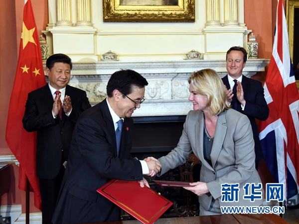 10月21日，國(guó)家主席習(xí)近平在倫敦唐寧街首相府同英國(guó)首相卡梅倫舉行會(huì)談。這是會(huì)談結(jié)束后，兩國(guó)領(lǐng)導(dǎo)人共同見(jiàn)證雙邊合作文件的簽署。新華社記者 饒愛(ài)民 攝 