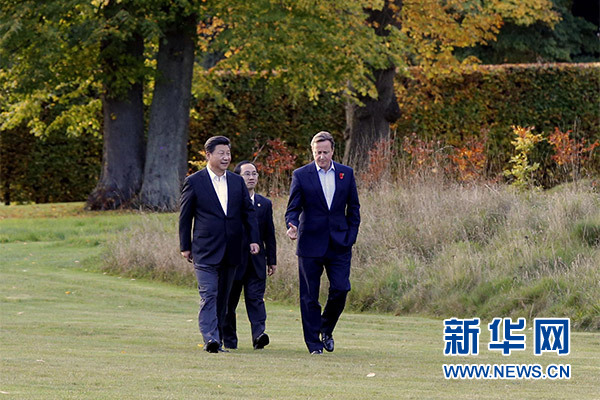 這是習(xí)近平與卡梅倫漫步草坪，邊走邊談。新華社記者 鞠鵬攝